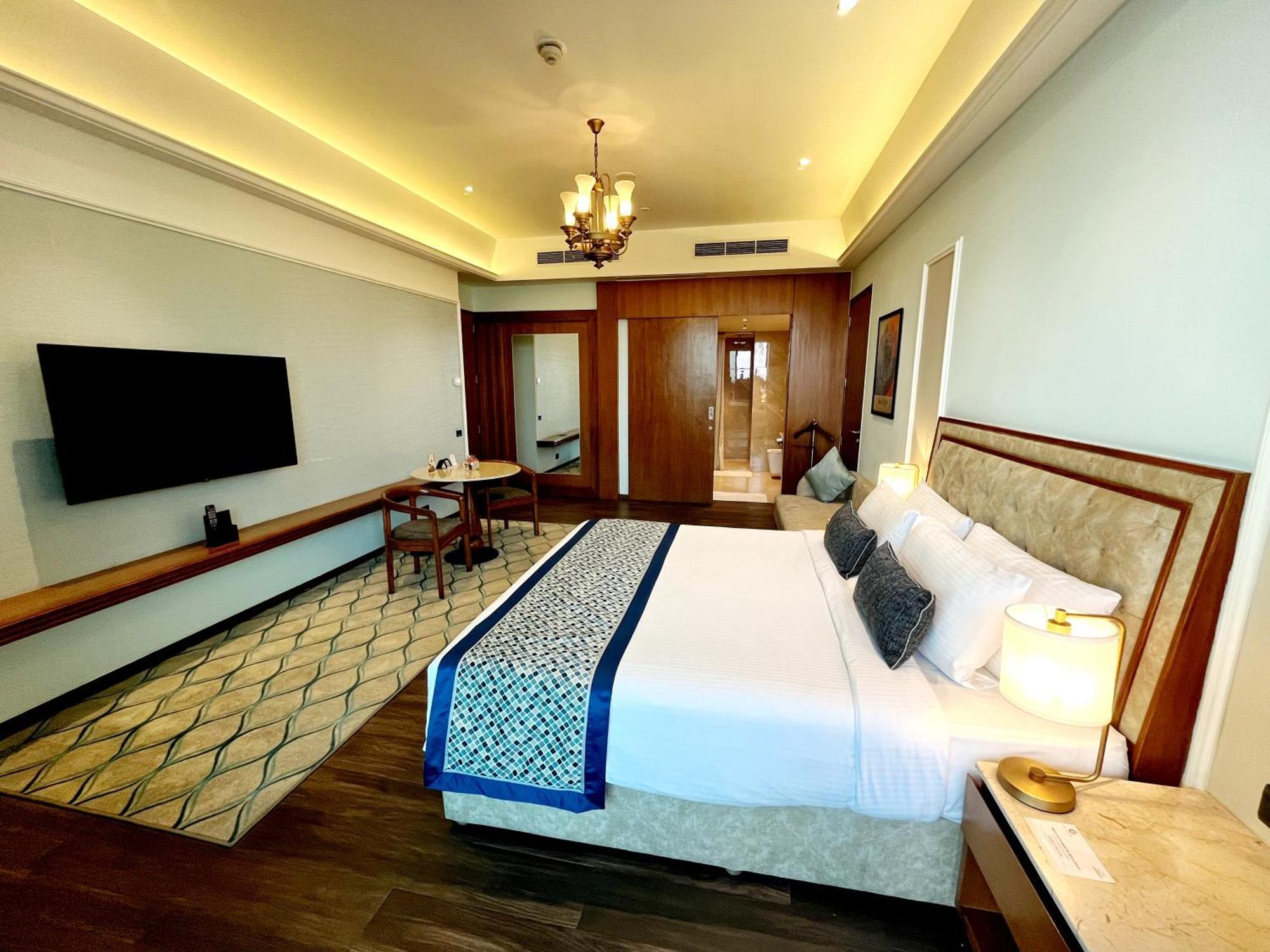 Gift City Club, A Member Of Radisson Individuals Ґандінаґар Екстер'єр фото