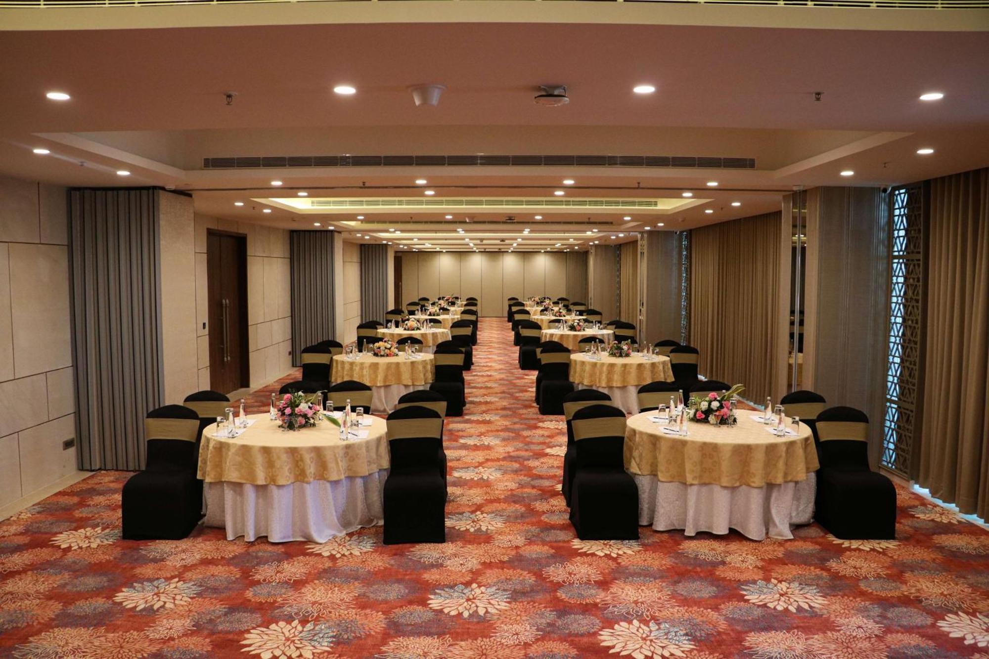 Gift City Club, A Member Of Radisson Individuals Ґандінаґар Екстер'єр фото